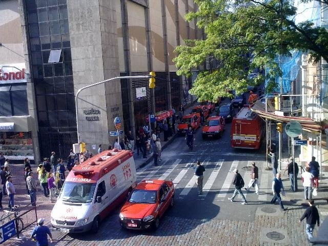 Os bombeiros realizaram o resgate da v&iacute;tima que trabalhava na restaura&ccedil;&atilde;o do Museu da Comunica&ccedil;&atilde;o