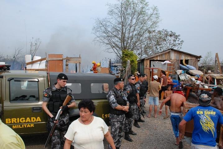 Moradores tentam agredir bombeiros em Santa Maria