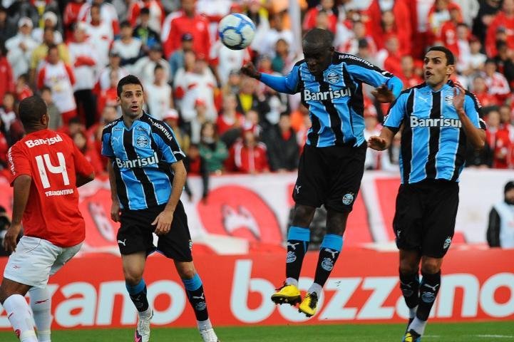 Meia Hugo troca Gr&ecirc;mio para time que pode enfrentar o Inter no Mundial