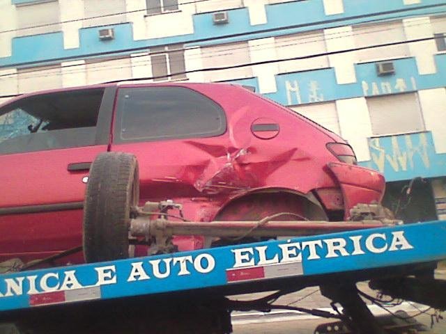 Carro colide contra &ocirc;nibus na Ant&ocirc;nio de Carvalho, em Porto Alegre