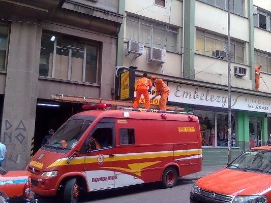 Gato preso em telhado mobiliza bombeiros e BM