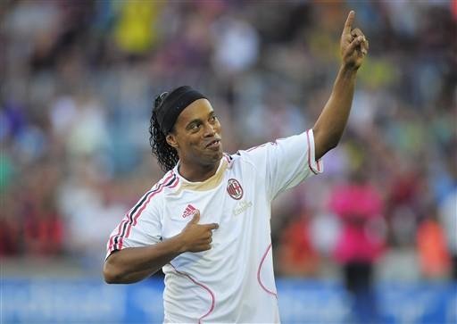 Apesar da derrota, Ronaldinho Ga&uacute;cho foi celebrado pela torcida espanhola