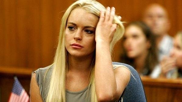 Lindsay Lohan sai de cl&iacute;nica, mas continuar&aacute; sob supervis&atilde;o