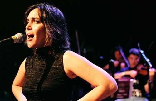 Adriana Deffenti se apresenta no Ocidente hoje
