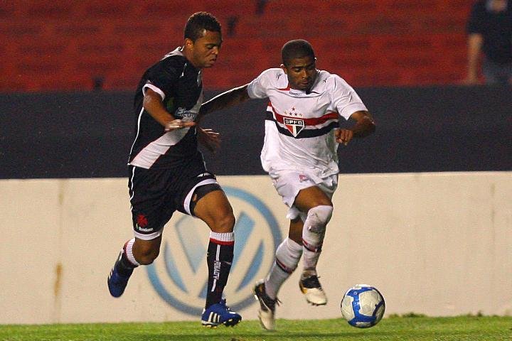 J&uacute;nior C&eacute;sar (&agrave; direita) lamentou o empate contra o Vasco