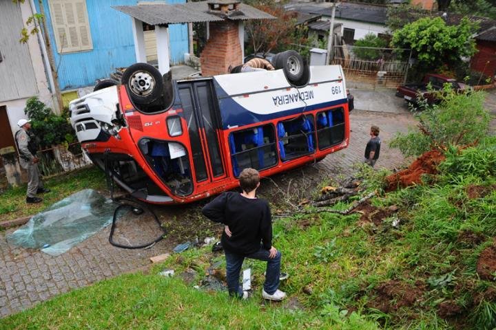 Lota&ccedil;&atilde;o capota no bairro Gl&oacute;ria, na Capital