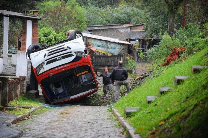 Lota&ccedil;&atilde;o da linha Medianeira capotou na zona Sul
