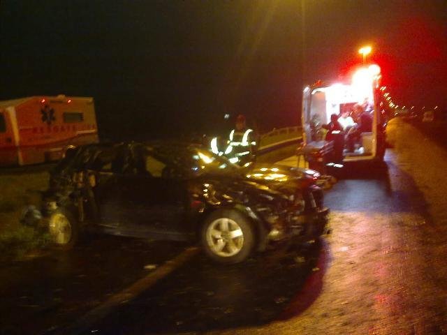 Ve&iacute;culo capotou antes de parar no canteiro central da BR 290