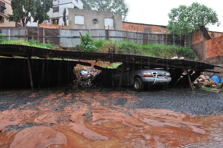 Chuva tamb&eacute;m fez encosta deslizar 