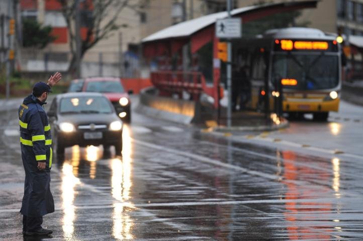 Chuva causou transtornos no tr&acirc;nsito de Porto Alegre
