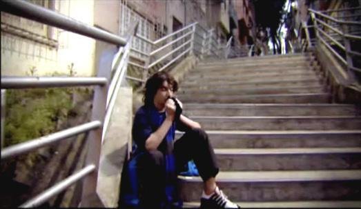V&iacute;deo mostra torcedor de 14 anos, vestido de azul, triste por n&atilde;o ter visto seu time ser campe&atilde;o