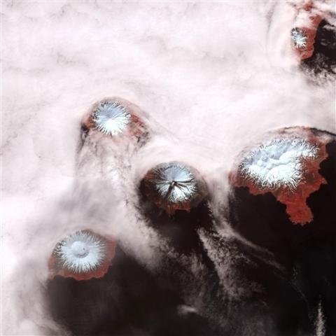 Nasa divulga imagem de neve cobrindo vulc&otilde;es no Alasca