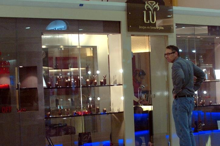 Assaltantes atacam joalheria do Shopping Total em Porto Alegre 