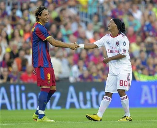Milan anuncia contrata&ccedil;&atilde;o de Ibrahimovic. Sueco ser&aacute; companheiro de Ronaldinho