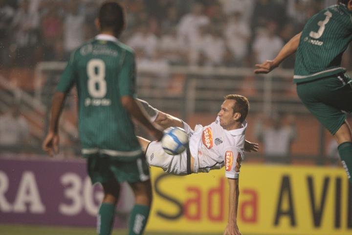 Santos bate Goi&aacute;s e segue persegui&ccedil;&atilde;o aos l&iacute;deres do Brasileir&atilde;o