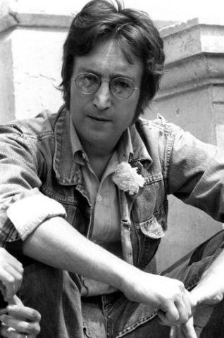 Vaso sanit&aacute;rio de John Lennon &eacute; leiloado por quase 12 mil euros