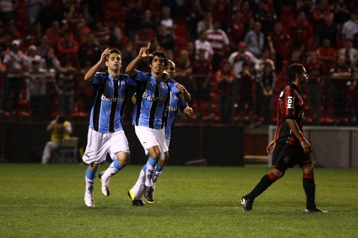 Gr&ecirc;mio melhora no 2&ordm; tempo e empata com o Atl&eacute;tico-PR