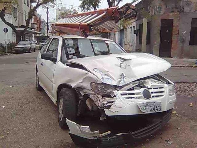 Carro-forte colide contra carro na Capital 