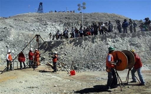 Engenheiros come&ccedil;am a cavar t&uacute;nel para resgate de mineiros
