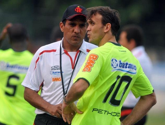 Silas &eacute; apresentado no Flamengo e admite barrar Petkovic