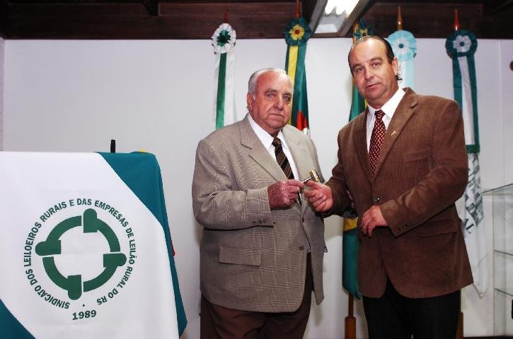 Jarbas Knorr entregou martelo de ouro para seu filho Eduardo