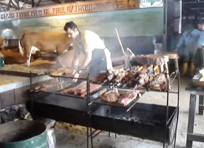 Vaca vai para o espeto na Expointer