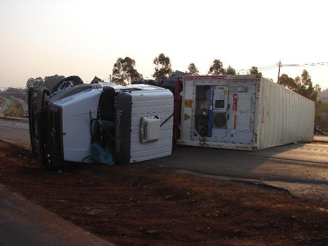 Carreta tomba ap&oacute;s colidir com autom&oacute;vel em Erechim