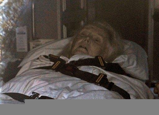 Atriz Zsa Zsa Gabor &eacute; levada inconsciente para o hospital