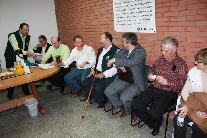 Ministro Cassel re&uacute;ne-se com produtores na Fetag