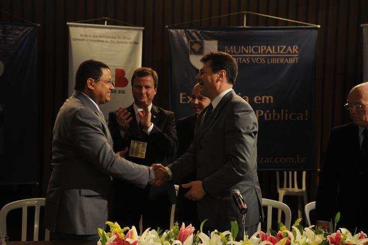 M&aacute;rlon Reis recebeu a distin&ccedil;&atilde;o durante o Congresso Brasileiro de Direito Eleitoral 