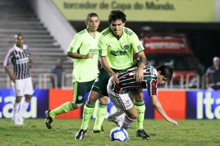 Palmeiras arranca empate com Fluminense e d&aacute; presente ao rival