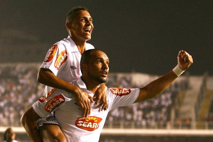Santos vence Ava&iacute; e ultrapassa Inter no Brasileir&atilde;o