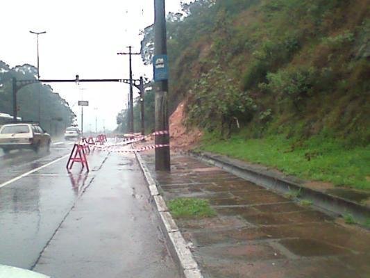 Deslizamento de terra interdita pista da avenida Bento Gon&ccedil;alves