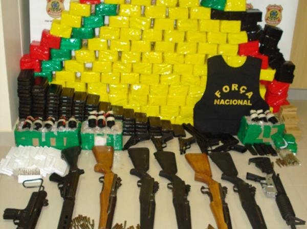 PF apreende &ocirc;nibus que tentava ingressar no Brasil com armamento de guerra