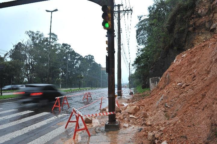 Chuva provoca transtornos nas ruas de Porto Alegre