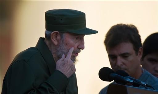 Fidel volta a discursar e alerta sobre risco de guerra