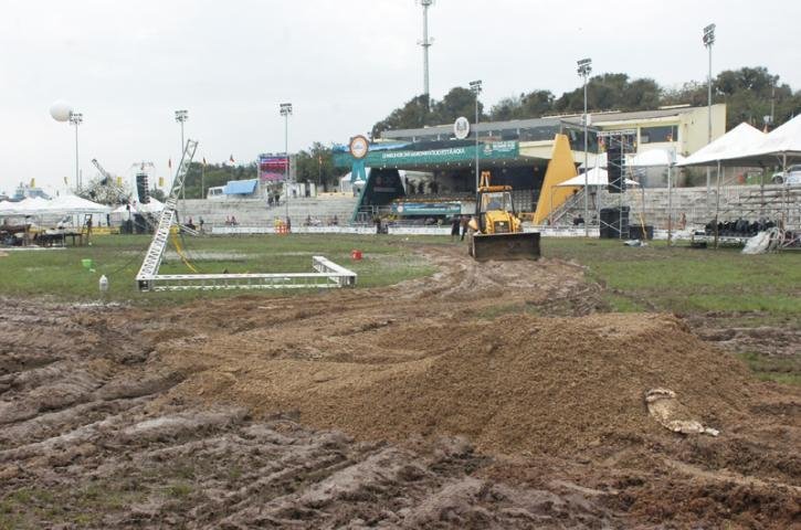 Destro&ccedil;os foram removidos e nova estrutura &eacute; montada na Expointer