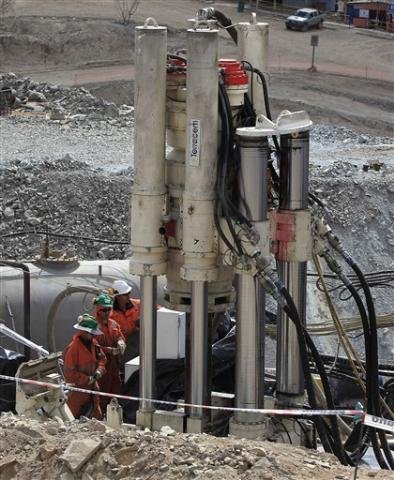 M&aacute;quina para plano B de resgate chega &agrave; mina chilena