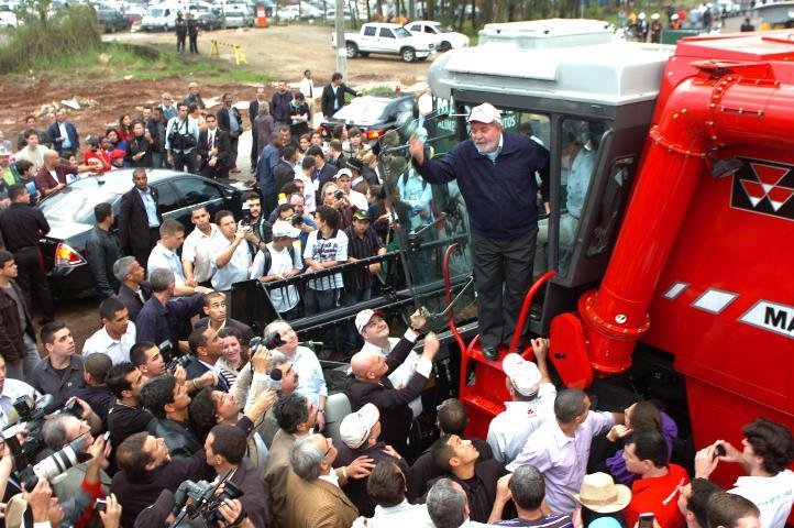 Lula teve dificuldade para transitar no parque devido ao grande n&uacute;mero de pessoas e aos pedidos de aut&oacute;grafo