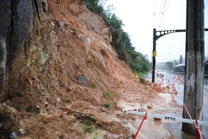 Desmoronamentos de terra bloqueiam ruas de Porto Alegre