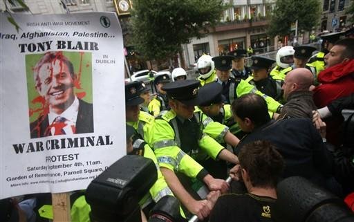Manifestantes jogam ovos e sapatos contra Tony Blair na Irlanda