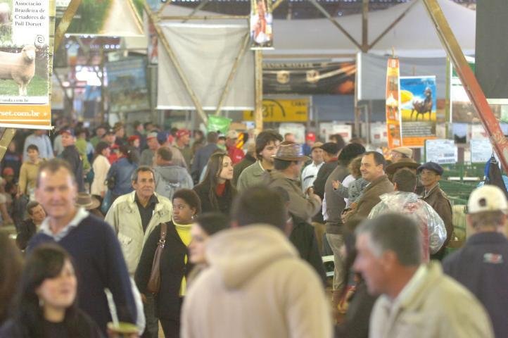 Poucas pessoas se arriscaram a enfrentar o mau tempo e circular pela feira