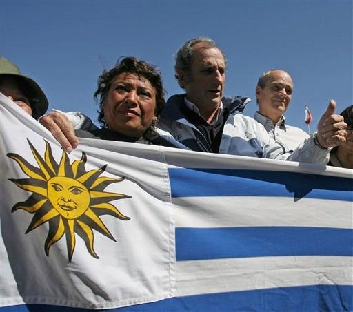 Sobreviventes da trag&eacute;dia dos Andes visitam mineiros presos no Chile