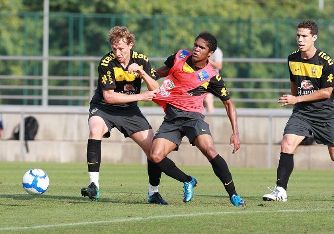 Douglas Costa marcou um gol em treino da Sele&ccedil;&atilde;o
