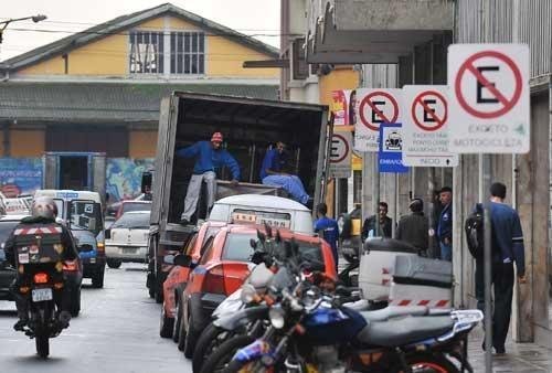 Restri&ccedil;&atilde;o a caminh&otilde;es busca liberar o tr&acirc;nsito no Centro de Porto Alegre