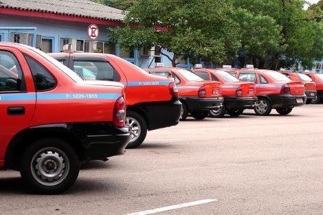 Taxistas da Capital poder&atilde;o aplicar pel&iacute;culas flex&iacute;veis nos carros