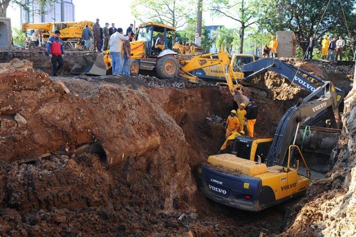 Obras bloqueiam o tr&acirc;nsito na Ipiranga