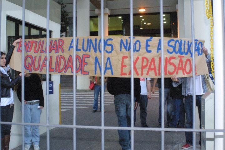 Estudantes de medicina dormem na universidade em Porto Alegre