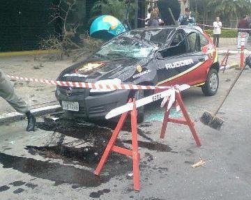 Carro de empresa de vigil&acirc;ncia capota em Porto Alegre