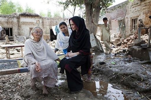 Angelina Jolie visita v&iacute;timas de inunda&ccedil;&otilde;es no Paquist&atilde;o